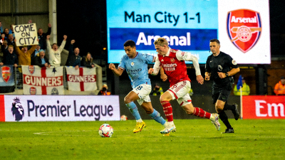 英超足球比赛现场直播画面 - 曼城对阵阿森纳激烈争夺